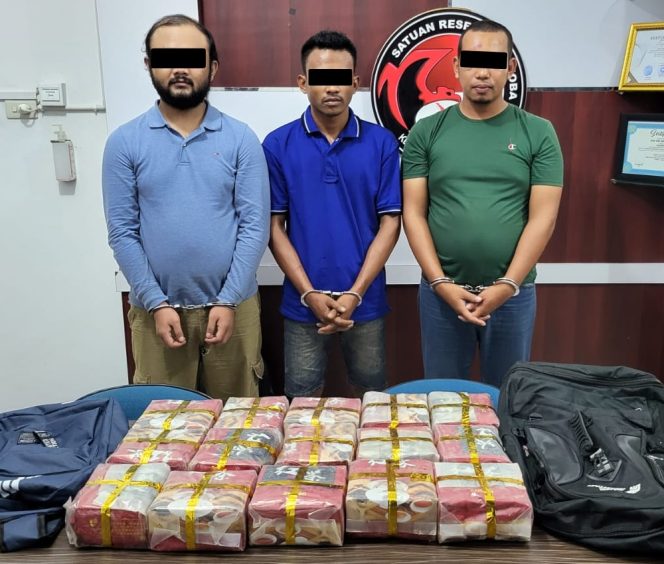 
 ? Tiga kurir dan barang bukti 15 bungkus diduga narkotika jenis sabu.