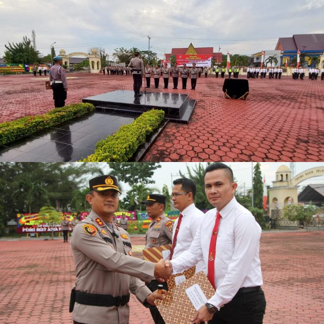 
 ? Kapolres Bengkalis AKBP Setyo Bimo Anggoro saat memimpin sertijab dan menyerahkan penghargaan kepada personil Polres Rohil.