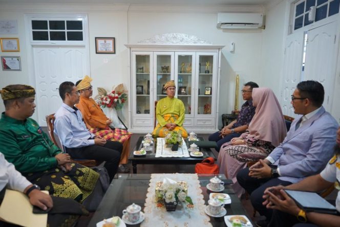 
 ? Gubernur Riau (Gubri) saat audiensi bersama  Tim Compact Development Team (CDT) dan MCC, Selasa (8/8/2023).