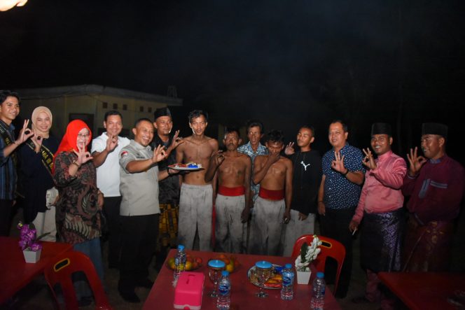 
 ? Foto bersama Wabup H Bagus Santoso dan penggiat tari Zapin Api Kecamatan Rupat Utara.