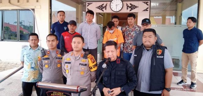 
 ? Kalapas Bengkalis Muhammad Lukman dan Kapolres Bengkalis AKBP Bimo Anggoro, saat Press release di halaman Mapolres Bengkalis, Kamis (14/9/2023) Siang.