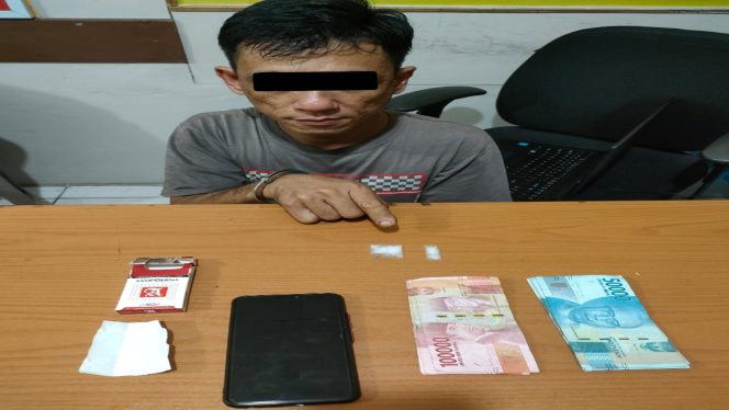 
 ? Tersangka YD dan beberapa Barang Bukti.