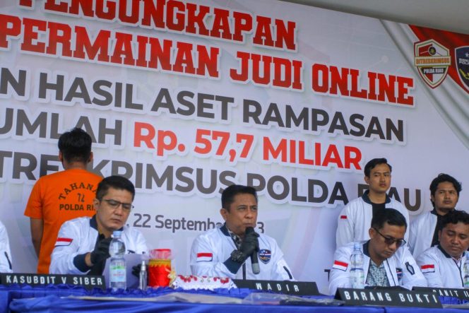 
 ? Konferensi Pers Pengungsian Kasus Perjudian Online di Mapolda Riau.