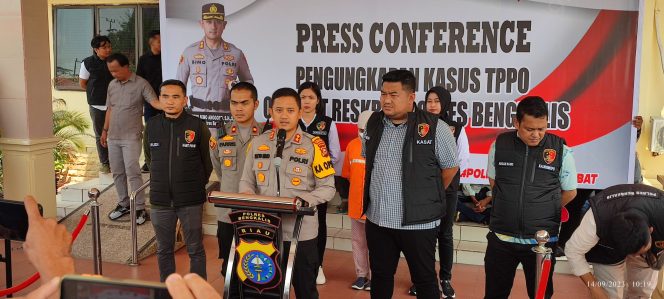 
 Kapolres Bengkalis AKBP Setyo Bimo Anggoro,S.H.,S.I.K.,M.H saat konfrensi pers dihalaman Mapolres Bengkalis Kamis (14/9/23) pagi. 