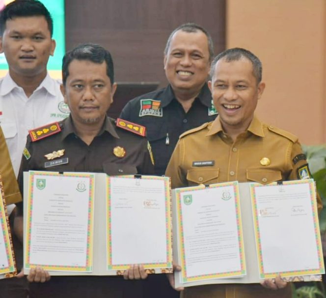 
 ? penandatangan MoU antara Kepala Kejaksaan Tinggi Riau Dr. Supardi dan Wakil Bupati Bengkalis Dr. H. Bagus Santoso bersama Kepala Kejaksaan Negeri Bengkalis, Zainur Arifin Syah di Gedung Sasana HM. Pra Cusetyo, Kantor Kejaksaan Tinggi Riau Pekanbaru, Senin (11/9/2023).