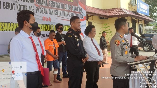 
 ? Kapolres Bengkalis, AKBP Setyo Bimo Anggoro, S.H,.S.I.K,.M.H didampingi 
Kepala Bea Cukai Bengkalis, Agoes Widodo dan Kasat Narkoba Polres Bengkalis AKP Tony Armando,S.E menggelar Press Release, di Mapolres Bengkalis, Selasa (26/9/2023).