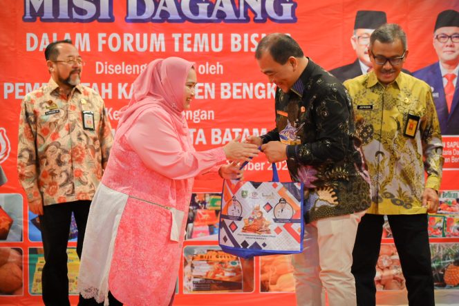 
 Bupati Bengkalis Kasmarni dan Sekretaris Daerah (Sekda) Kota Batam H. Jefridin.