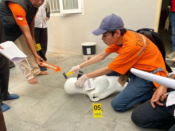 
 ? Pelaku MI saat peragakan adegan pembunuhan.