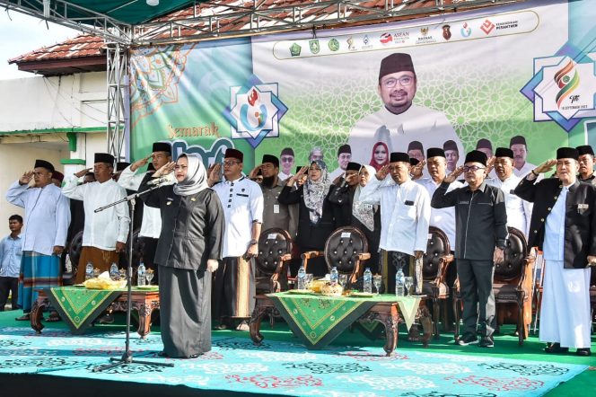 
 ? Bupati Bengkalis Kasmarni jadi inspektur upacara pada peringatan Hari Santri Nasional, di STAIN Bengkalis, Minggu (22/10/2023) pagi.