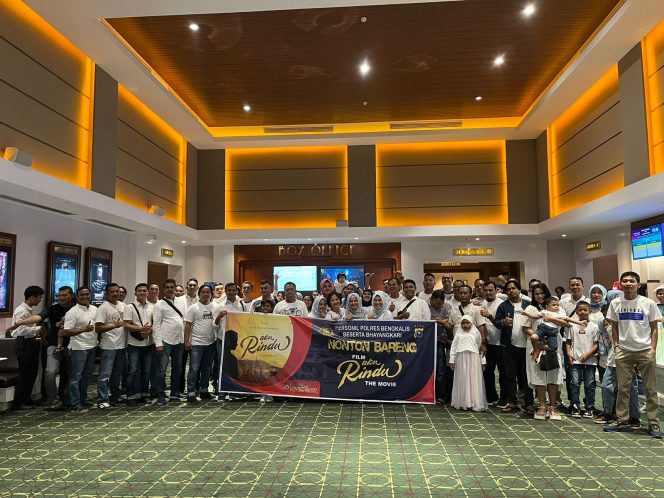 
 ? Kapolres Bengkalis AKBP Setyo Bimo Anggoro didampingi ibu ketua Cabang Bhayangkari Bengkalis dan para PJU Polres Bengkalis Nobar di Bioskop Mall City Kota Dumai, Selasa (24/10/2023).