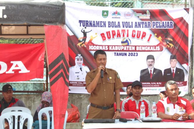 
 Kabid Olahraga Disparbudpora Dirhamsyah saat membuka secara resmi Turnamen Bola Voli tingkat pelajar 