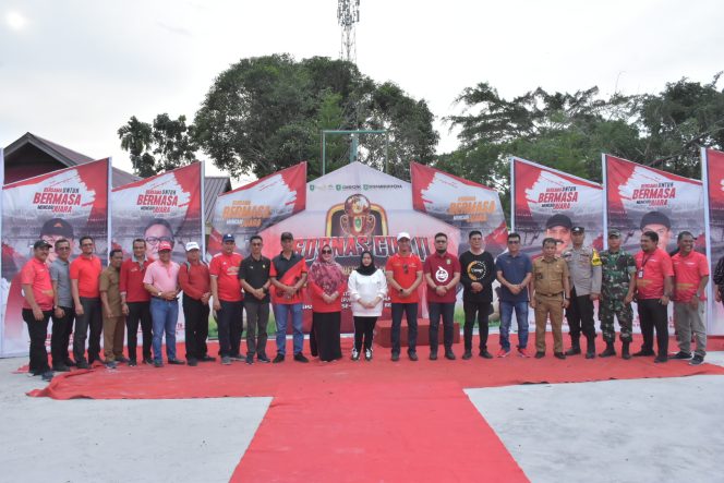 
 Bupati Bengkalis Kasmarni, Bersama Kadis Disparbudpora Edi Sakura, Kadis Pendidikan,serta Pengurus IGORNAS di acara Penutupan Turnamen Sepakbola tingkat pelajar di Batin Sholopan