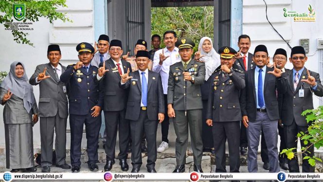 
 Teks poto: wakill Bupati Dr.H Bagus Santoso Bersama Kadis Persip H.Suwarto bersama Fokopimda saat mengunjungi Benteng Peningggalan Belanda