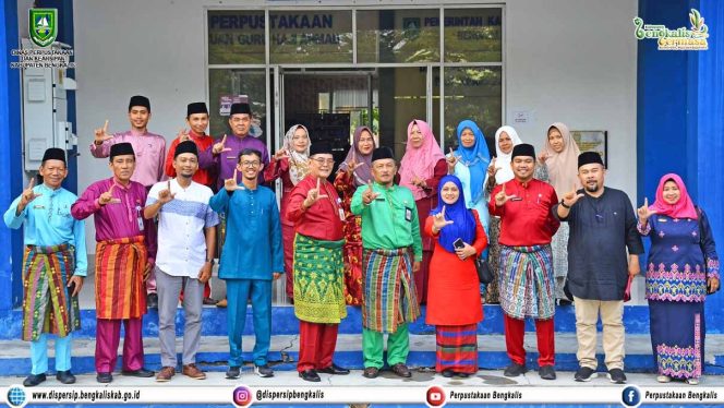 
 Kadis Persip Dr.H Swarto bersama Kabid dari Peersibb Kabupaten Kampar bersama staf lainnya poto bersama dihaalaman kantor Persip