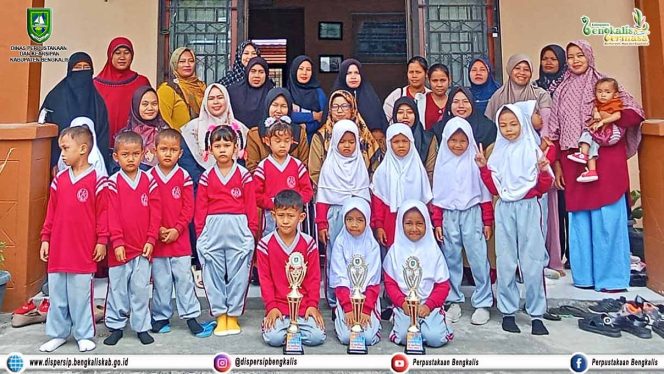 
 Kunjungan anak-anak TK Cahaya Bunda desa Muara Basung di UPT Perpustakaan Kecamatan pinggir 