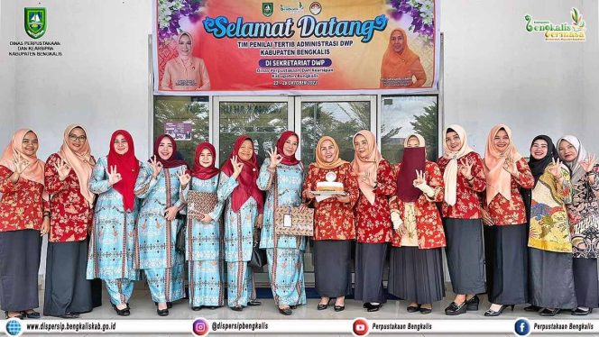 
 Ketua DWP Dispersip Dr.H.Suarsih,S,Pd,M,Pd bersama Ketua Pengurus DWP Kaupaten Ira Vandriyani serta pengurus lainnya saat melakukan kegitan kunjungan 