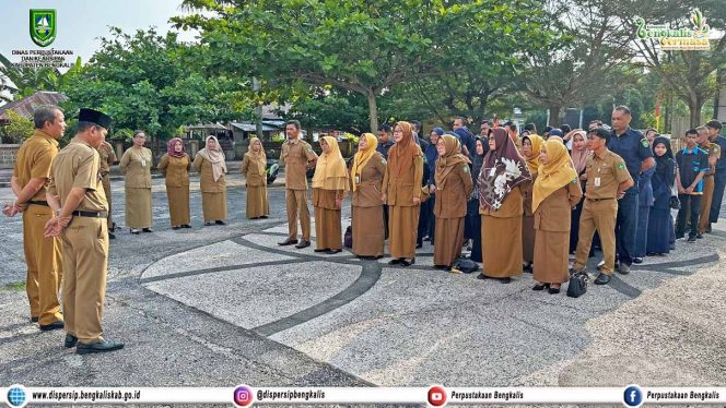 
 Kadis Dispersip Hendrik Dwi Yatmoko saat melakukan apel perdana dengan pegawai dilingkungan Dispersip