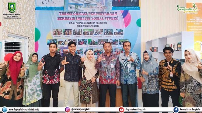 
 Teks Poto: Kadis Perpustakaan dan Kearsipan Hendri Dwi Yatmoko,S.Sos, MT Bersama Sekeretaris Drs.H Elmunir serta staf pegawai Dispersip di Launcing Mal Layanan Publik