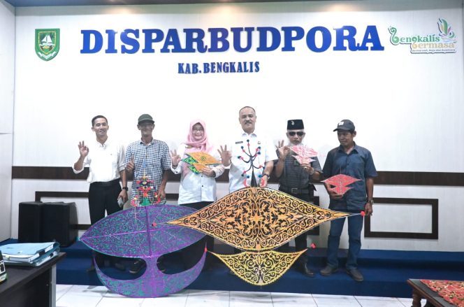 
 Kadis Parbudpora Edi Sakura bersama Perkumpulan layang wow dalam kunjungan nya membicarakan legalitas layangan