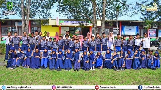 
 Kadis Persip H.Suwarto bersama pelajar SMPN 3 Dalam Kegiatan Wisata Literasi