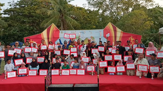 
 Para peserta Pemenang dalam festival bahari 