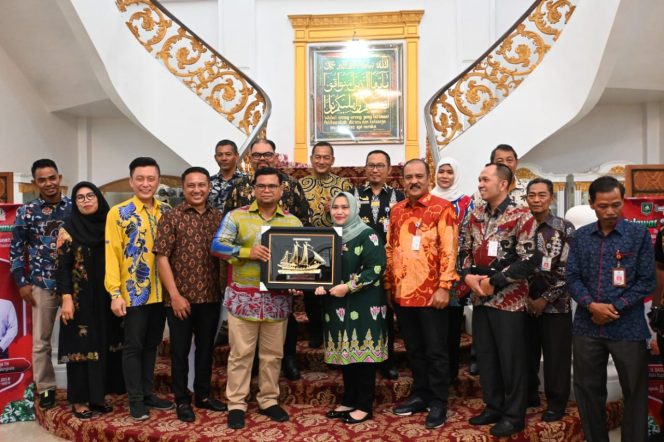 
 Bupati Bengkalis Kasmarni tengah bersama Esekutif Tamengsari Berhad Malaysia saat menyrahkan cendramata