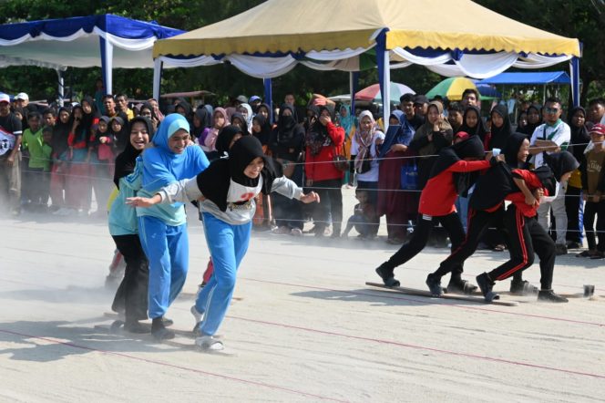 
 Permanan tradisoanal lomba egrang