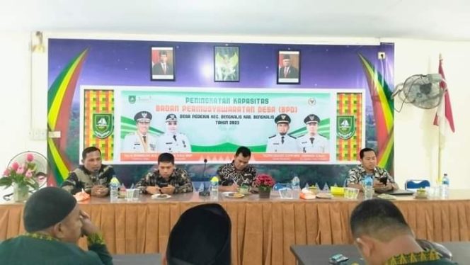 
 Plt Kadis PMD H. Ismail diwakilkan Korcam Ekonomi Hanafi di pembukaan kegiatan Peningkatan Kapasitas BPD Desa Pedekik