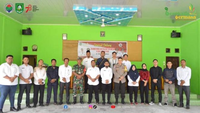 
 Camat Bengkalis Taufik Hidayat bersama Pj Kepala Desa, Yulfi Yendri serta tim monitoring dalam kegiatan monitoring