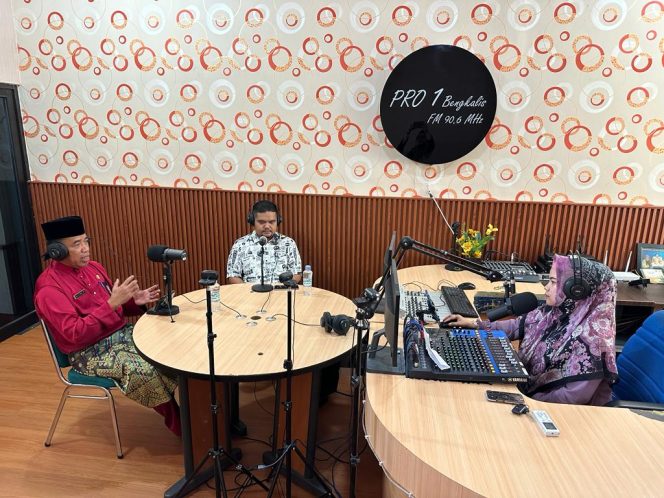 
 Plt.Kepala Dinas PMD H.Ismail saat siaran interaktif di radio RRI