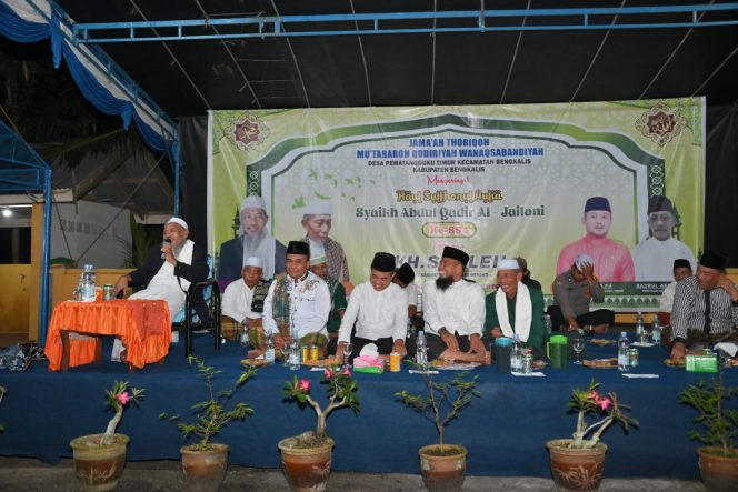 
 ? Peringatan Khaul Syech Abdul Qodir Al-jailani ke-884 di Desa Pematang Duku Kecamatan Bengkalis, Selasa (31/10/2023) malam.