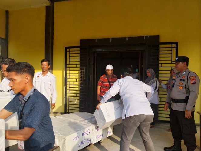 
 📷 Komisi Pemilihan Umum (KPU) Kabupaten Bengkalis kedatangan logistik berupa ratusan kotak kelengkapan Pemilu 2024.
