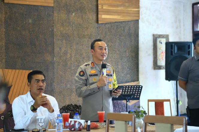
 ? Kadiv Humas Polri Irjen Sandi Nugroho saat acara Piramida (Ngopi Bareng Pimpinan Media) di Restoran Pulau Dua, Senayan, Jakarta, Senin (2011/2023).  