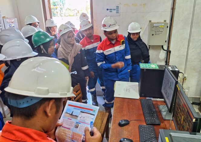 
 ? Mahasiswa yang tergabung dalam Pusat Informasi dan Edukasi  Migas Center UIR saat melakukan kunjungan dalam rangka belajar ke PHR WK Rokan..