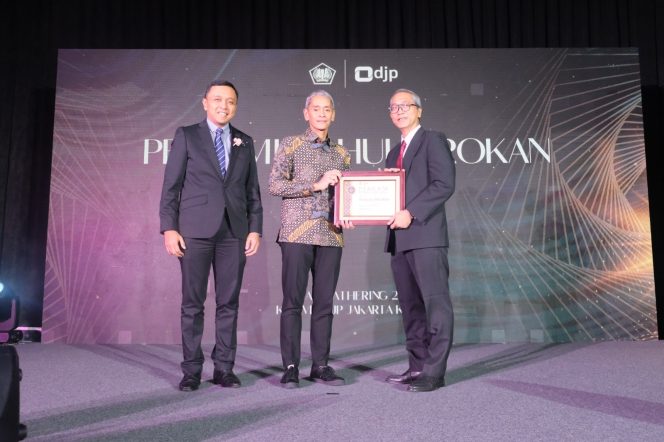 
 ? PT Pertamina Hulu Rokan (PHR) terima anugerah Tax Award 2023. Hendra A Ghifari (Tengah), Vice President Finance Pertamina Hulu Rokan menerima penghargaan tersebut yang diberikan oleh Bapak Irawan selaku Kepala Kantor Wilayah DJP Jakarta Khusus dan didampingi oleh Bapak Ardiyanto Basuki, Kepala Kantor Pelayanan Pajak Minyak dan Gas Bumi.