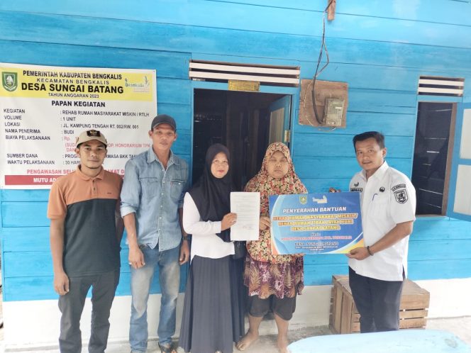 
 Pj Kepala desa Budiman sedang lakukan Serah Terima bantuan renovasi rumah 