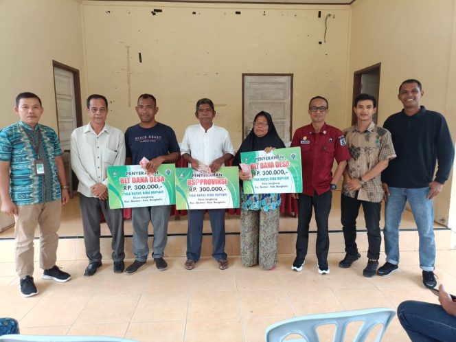 
 Pj. Kepala Desa Al Amin bersama KPM penerima Bantuan di acara pentaluran BLT-DD