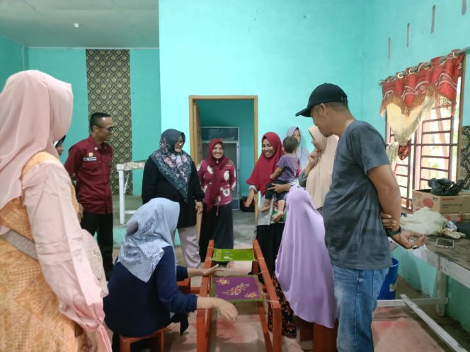 
 Pj. Kades Jangkang saat menyaksikan kegiatan membatik
