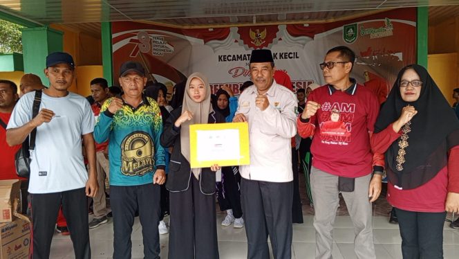 
 ,? Ketua BAZNAS Kabupaten Bengkalis, Ismail saat menerima donasi secara simbolis.