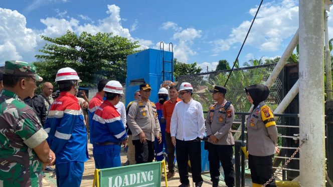 
 ? Tim PT Pertamina Hulu Rokan (PHR) WK Rokan bersama Kapolres Rohul, Kades Bonai dan Masyarakat saat meninjau lokasi yang akan dibangun Jembatan Jorang di Bonai, Kabupaten Rokan Hulu.