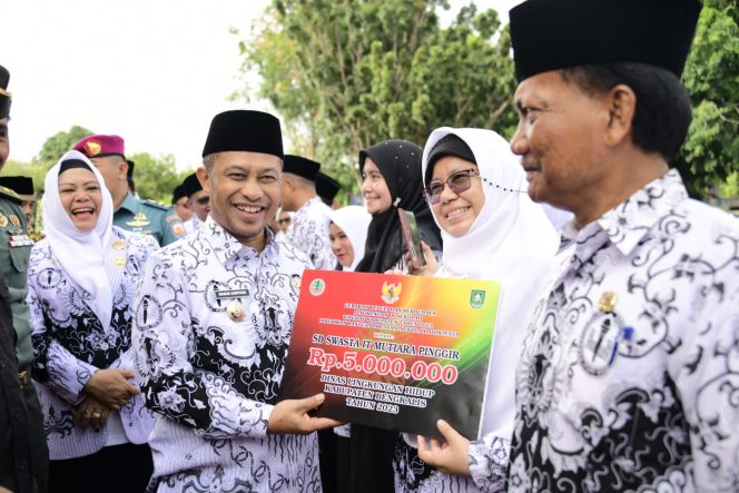 
 ? Wakil Bupati Bengkalis H. Bagus Santoso saat memberikan penghargaan.