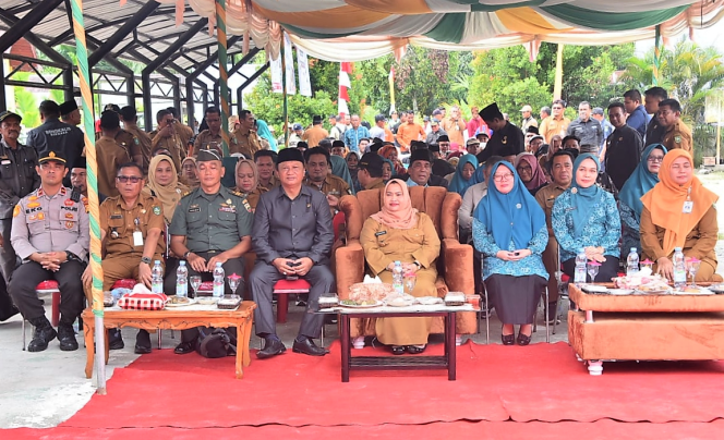
 Bupati Bengkali kasmarni saat menghadiri gerakan pangan lokal di desa lubuk gaung kecmatan Siak kecil