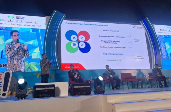 
 ? Tim CSR PHR WK Rokan saat memaparkan program pemberdayaan masyarakat dalam acara Forum TJS SKK Migas Sumbagut, yang dilakukan sebagai upaya dalam berkontribusi kepada masyarakat di Provinsi Riau di Yogyakarta, Rabu (15/11/2023).