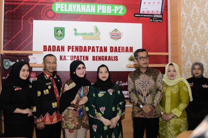 
 ? Bupati Bengkalis Kasmarni dan Wabup Bagus Santoso foto bersama saat Soft Launching Mall Pelayanan Publik.