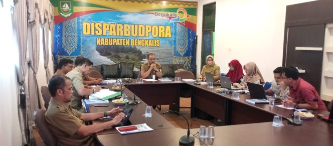 
 Teks poto: Edi Sakura Bersama tim dari PNB dalam presentase study kelayakan kawasan strategis pariwisata nasional