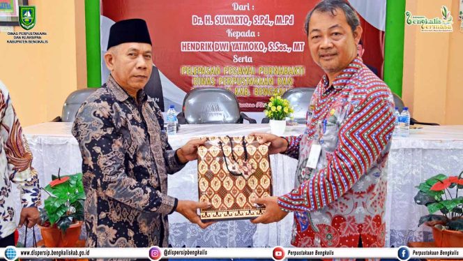 
 serah terima jabatan antara mantan Kadis Dispersip DR.H.Swarto,S,Pd Dengan Hendrik Dwi Yatmoko,S.Sos,MT