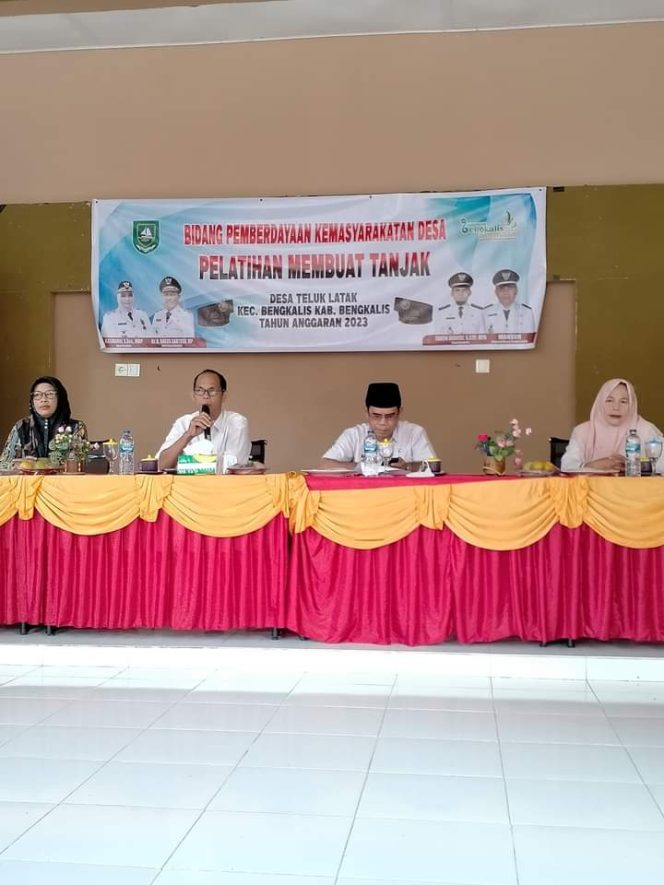
 Kades Teluk Latak Mansur, Bersama Ketua BPD dan Narasumber dalam pembukaan pelatihan pembuatan tanjak