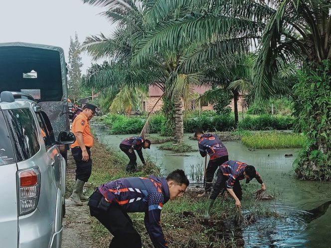 
 BPBD Bersama Tim Gabungan Gotong Royong Paska Banjir Di Kecamatan Bantan