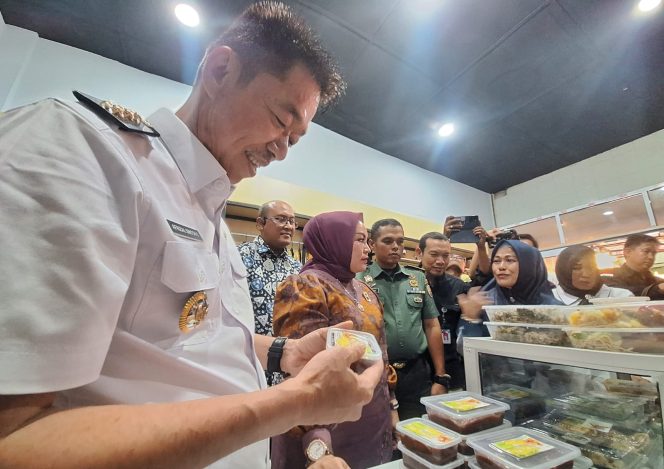 
 ? Bupati Rokan Hilir Afrizal Sintong S.IP M.Si saat berkeliling dan melihat langsung produk-produk UMKM binaan PHR WK Rokan di Umah Oleh-Oleh Bagansiapiapi. 