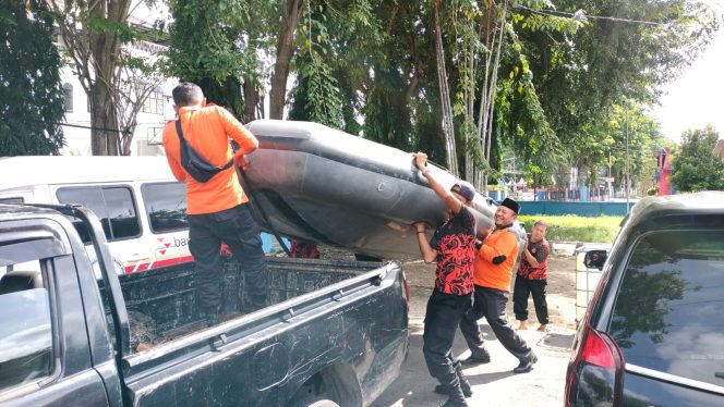 
 Tim Resque BPBD sedang menata peralatan guna melakukan misi pencarian korban